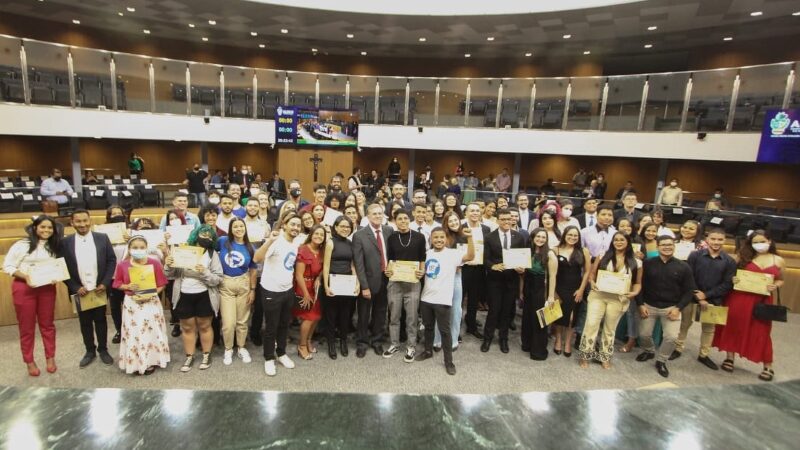 Deputado Estadual Antônio Gomide homenageia UEG e estudantes de Goiás na Assembleia Legislativa
